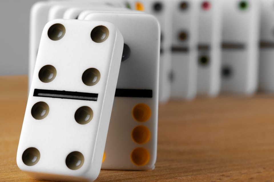 A chain of dominoes 